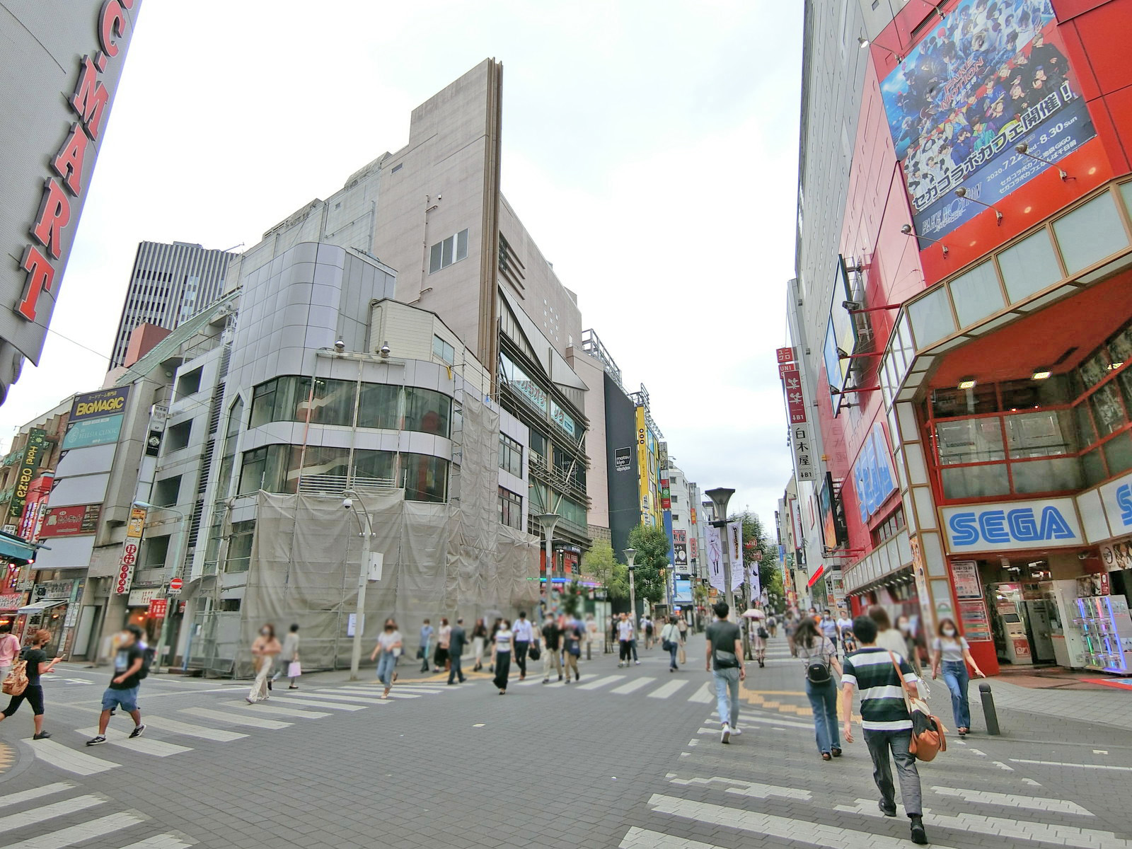 サンシャイン通り沿いに立地
