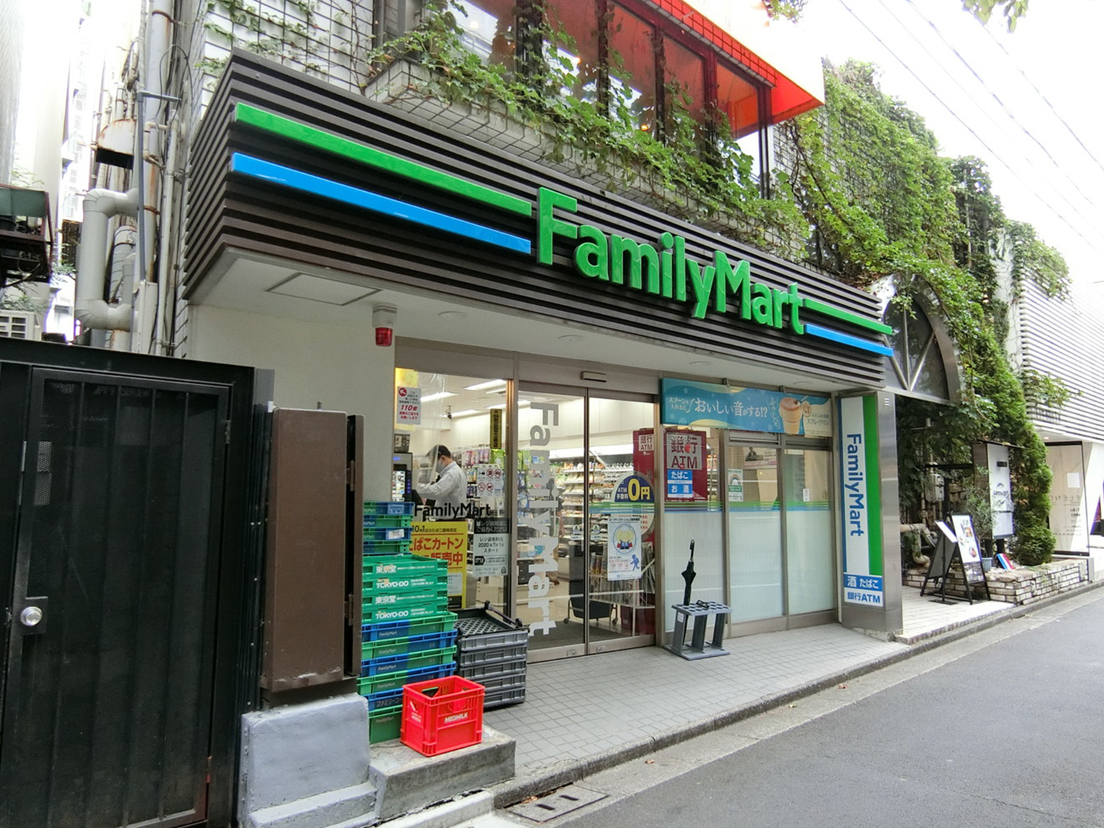 徒歩1分のファミリーマート南青山5丁目店