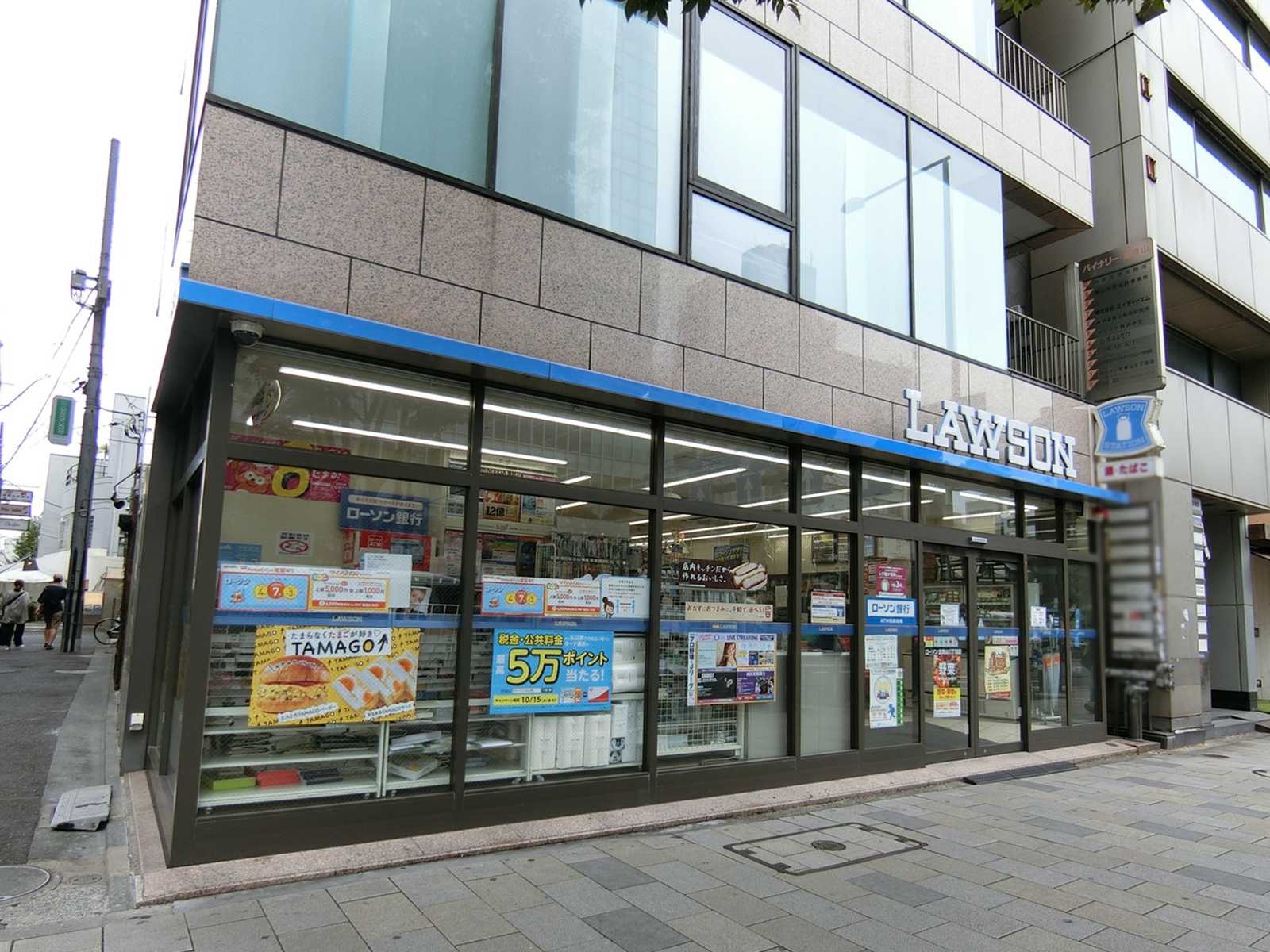 徒歩1分のローソン 北青山3丁目店