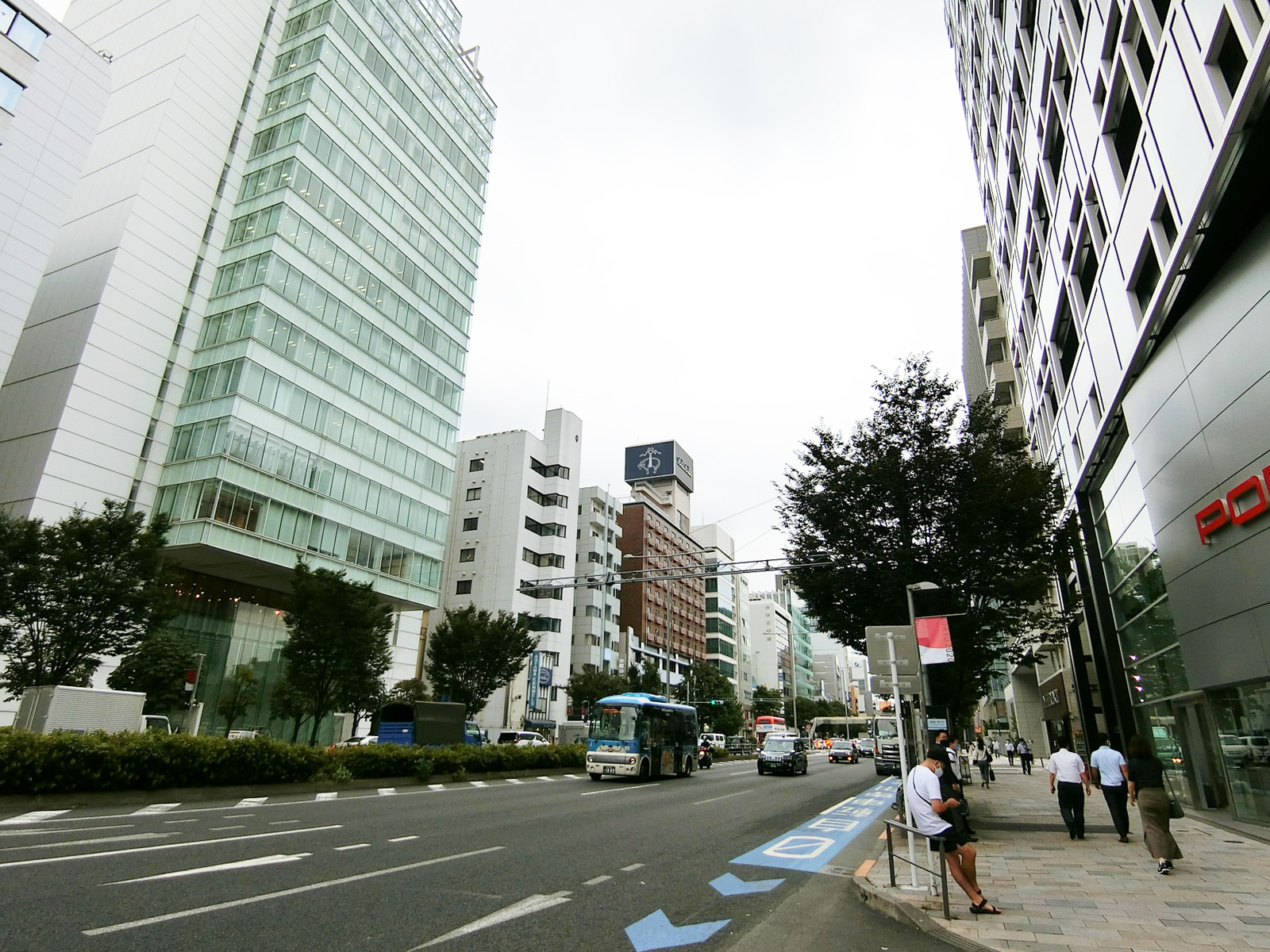 善光堂ビル前面の青山通り