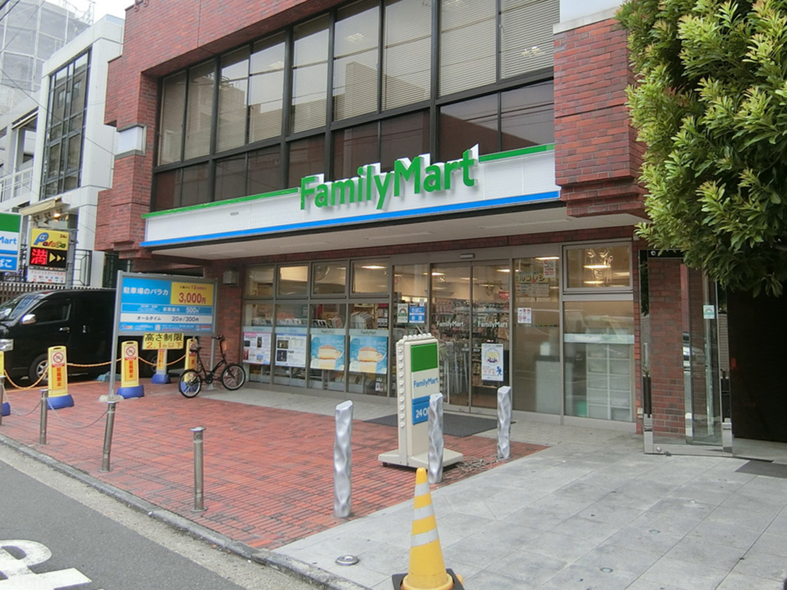 徒歩2分のファミリーマート