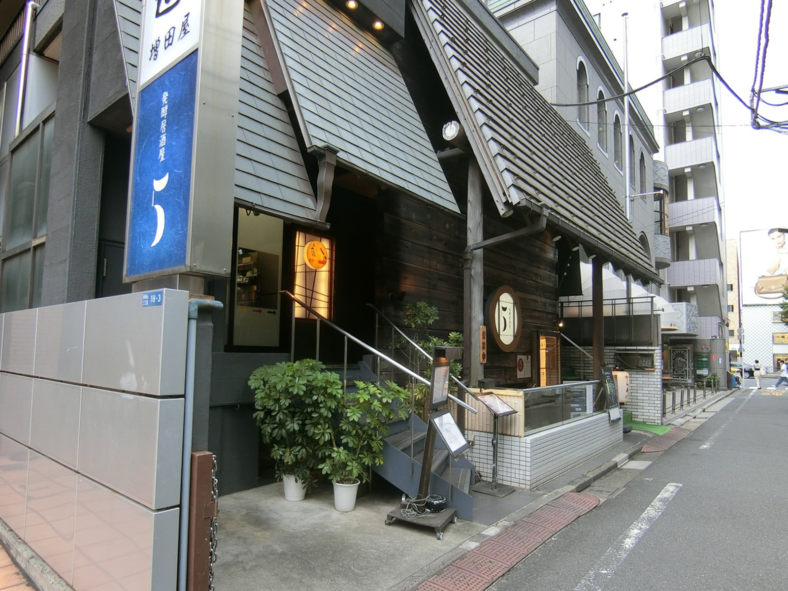 周辺には飲食店が点在