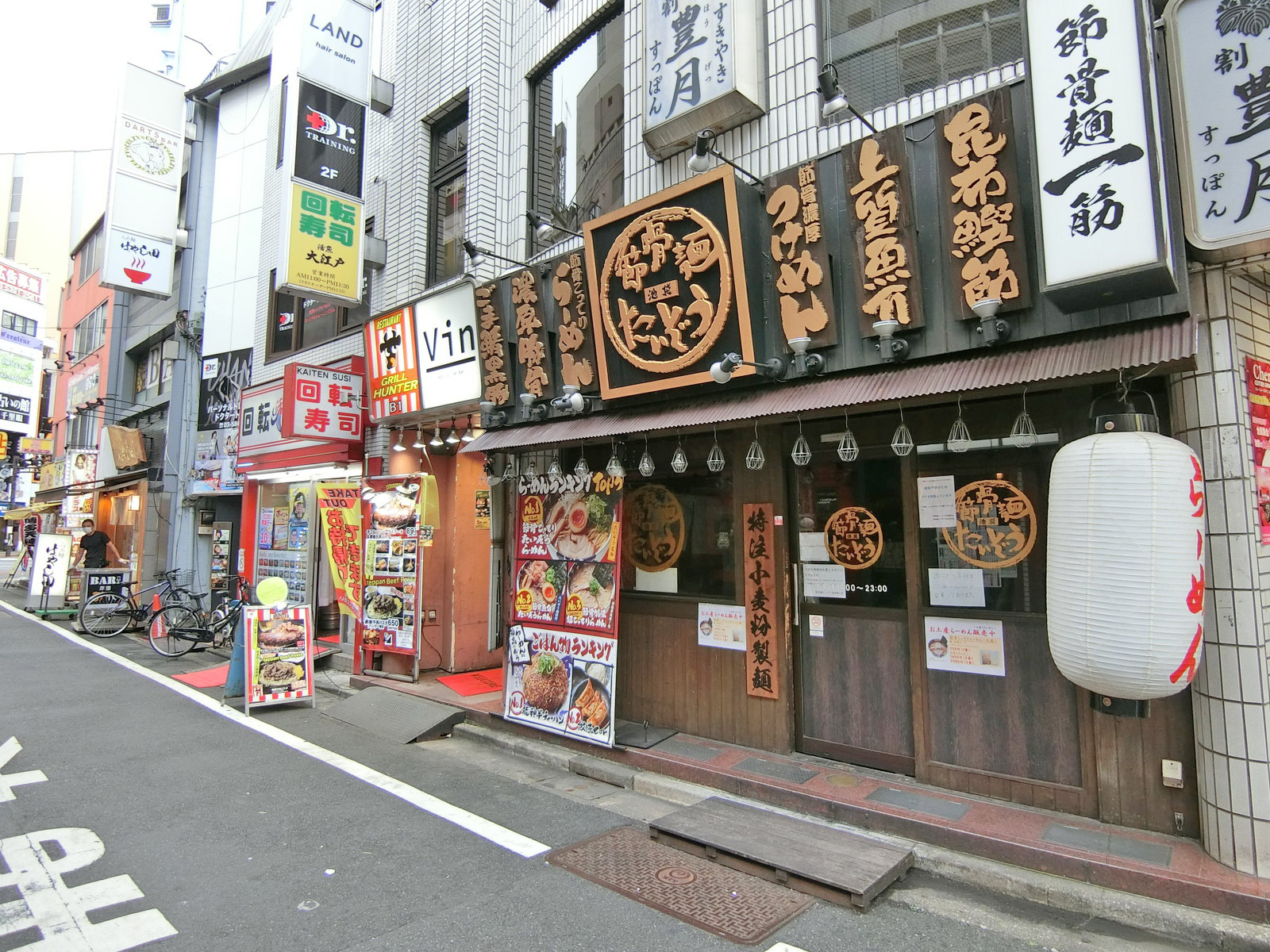 付近には飲食店が充実