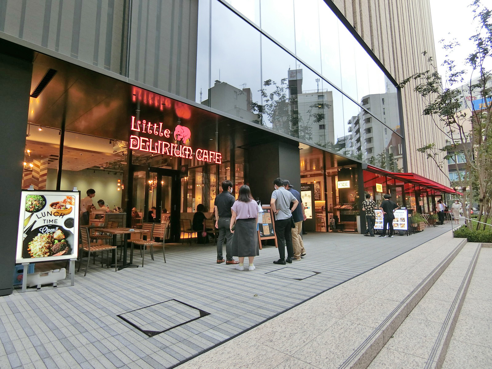 付近には飲食店が充実