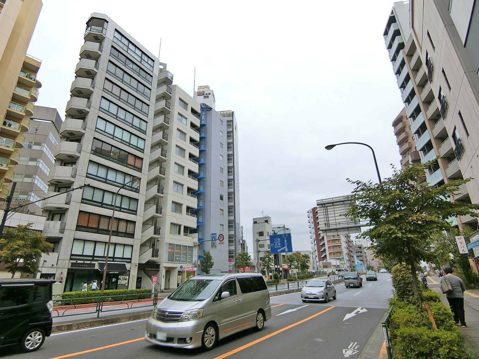 明治通り沿いに立地