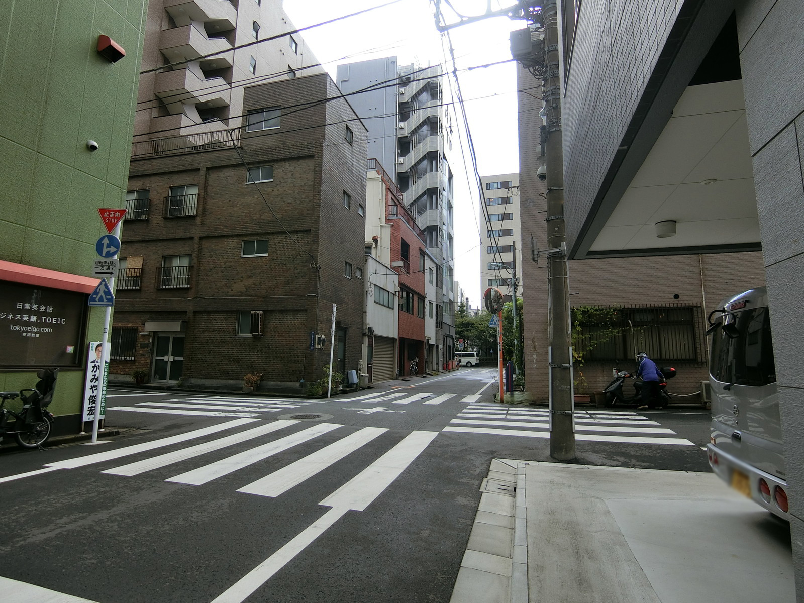 オフィスビル前面の通り