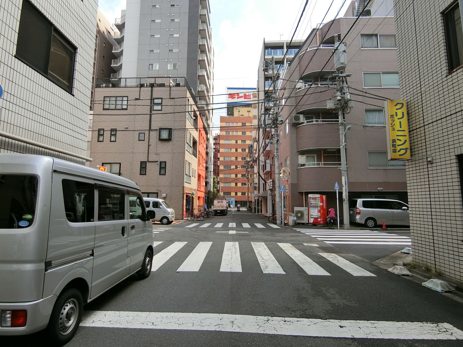 滝沢ビル前面の通り
