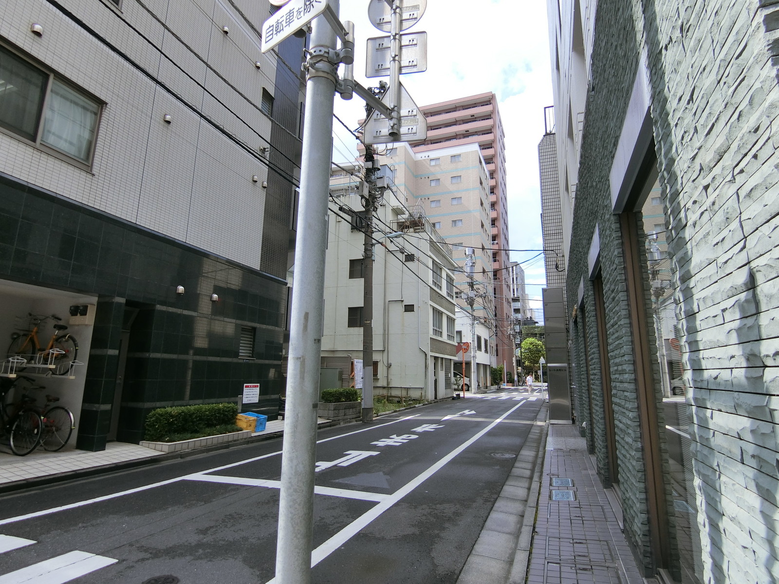 岡安ビル前面の通り