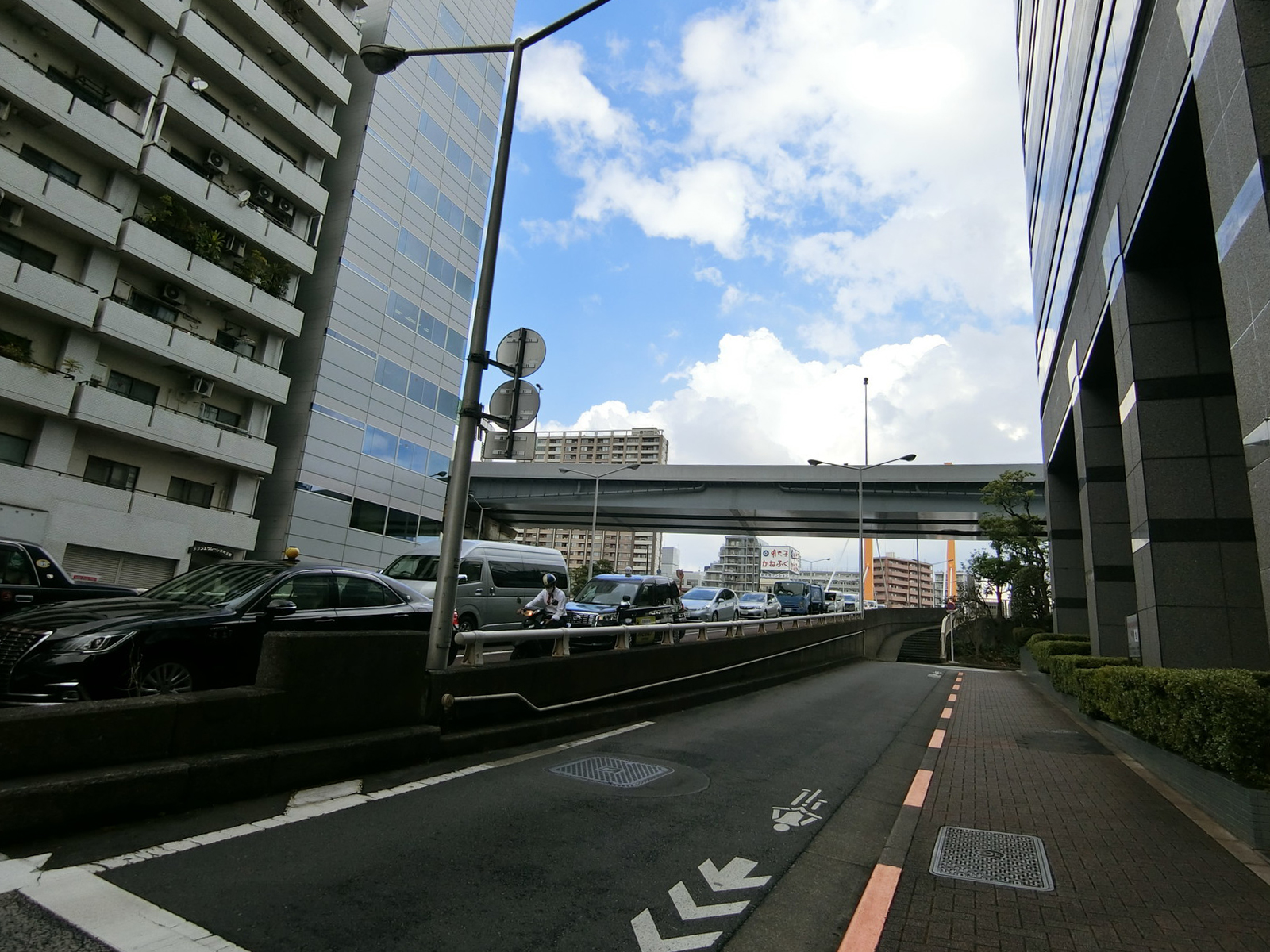 日本橋パークサイドビル前面の通り