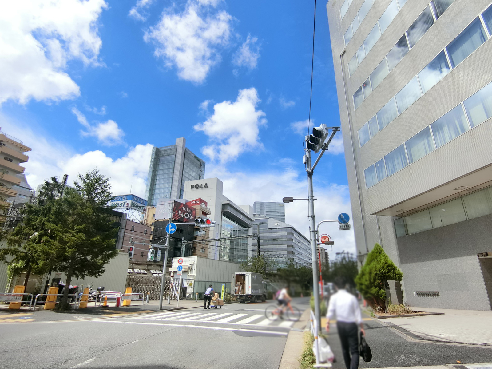 関配ビル前面の花房山通り