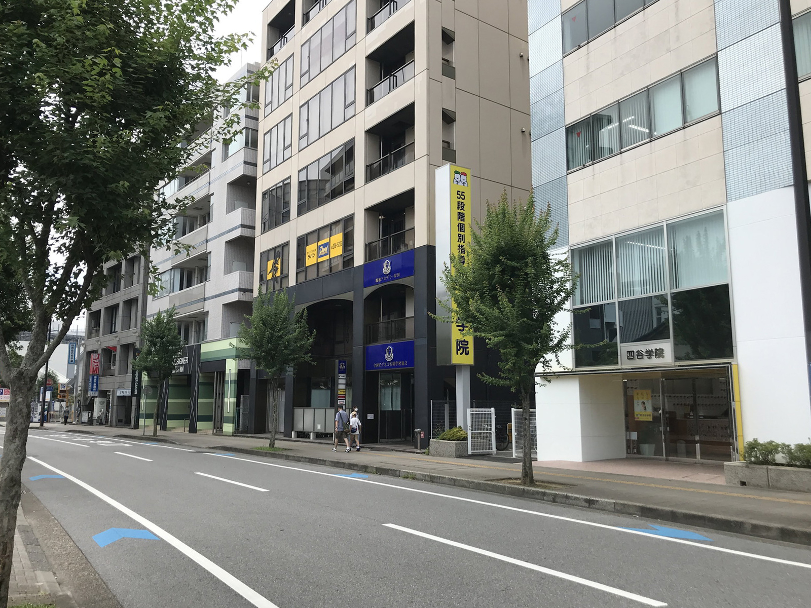 オフィスビル前面の通り