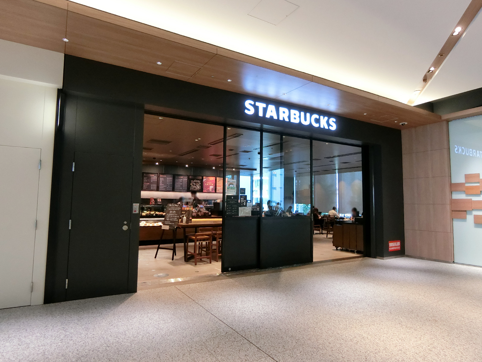徒歩3分のスターバックスコーヒー リンクスクエア新宿店
