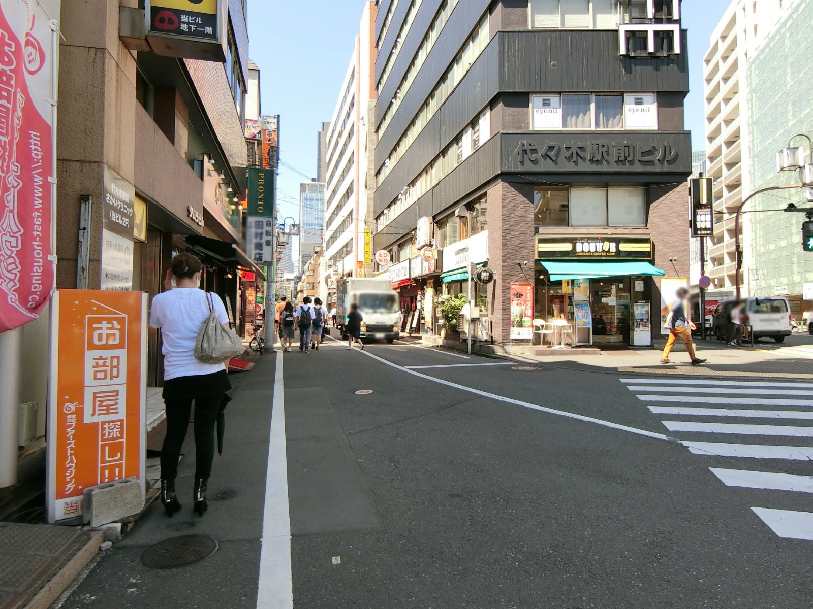 代々木モダンビル前面の通り