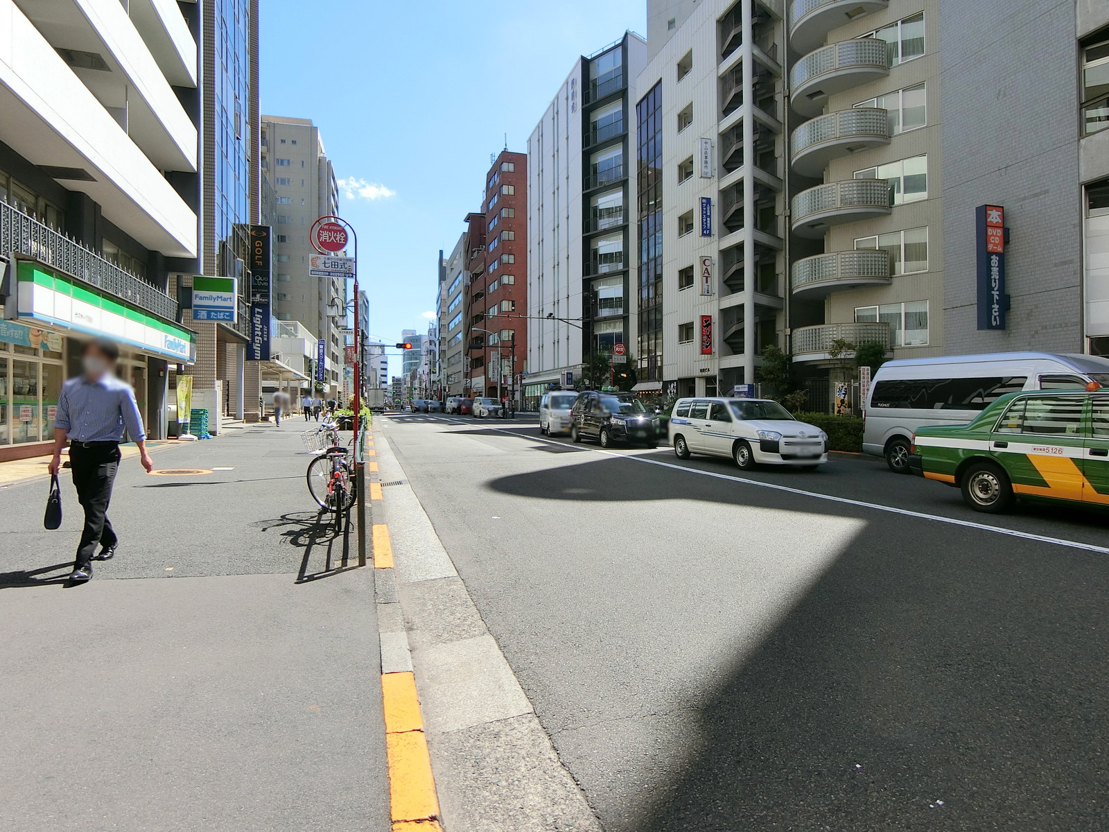 石山ビル前面の通り