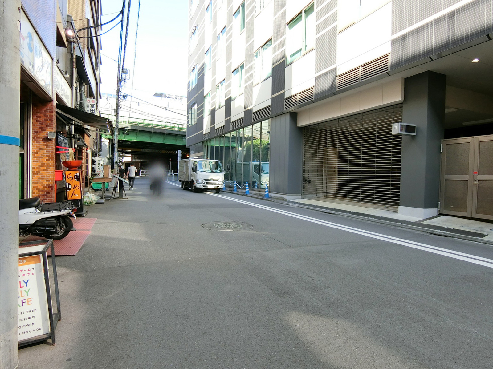 渡辺ビル前面の通り