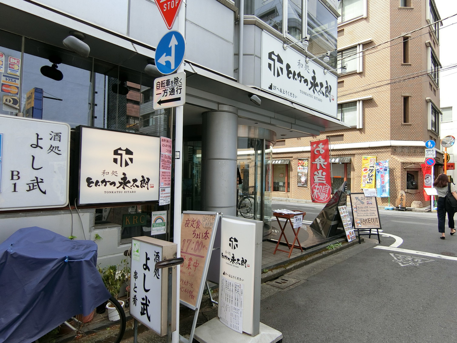 周辺には飲食店が点在