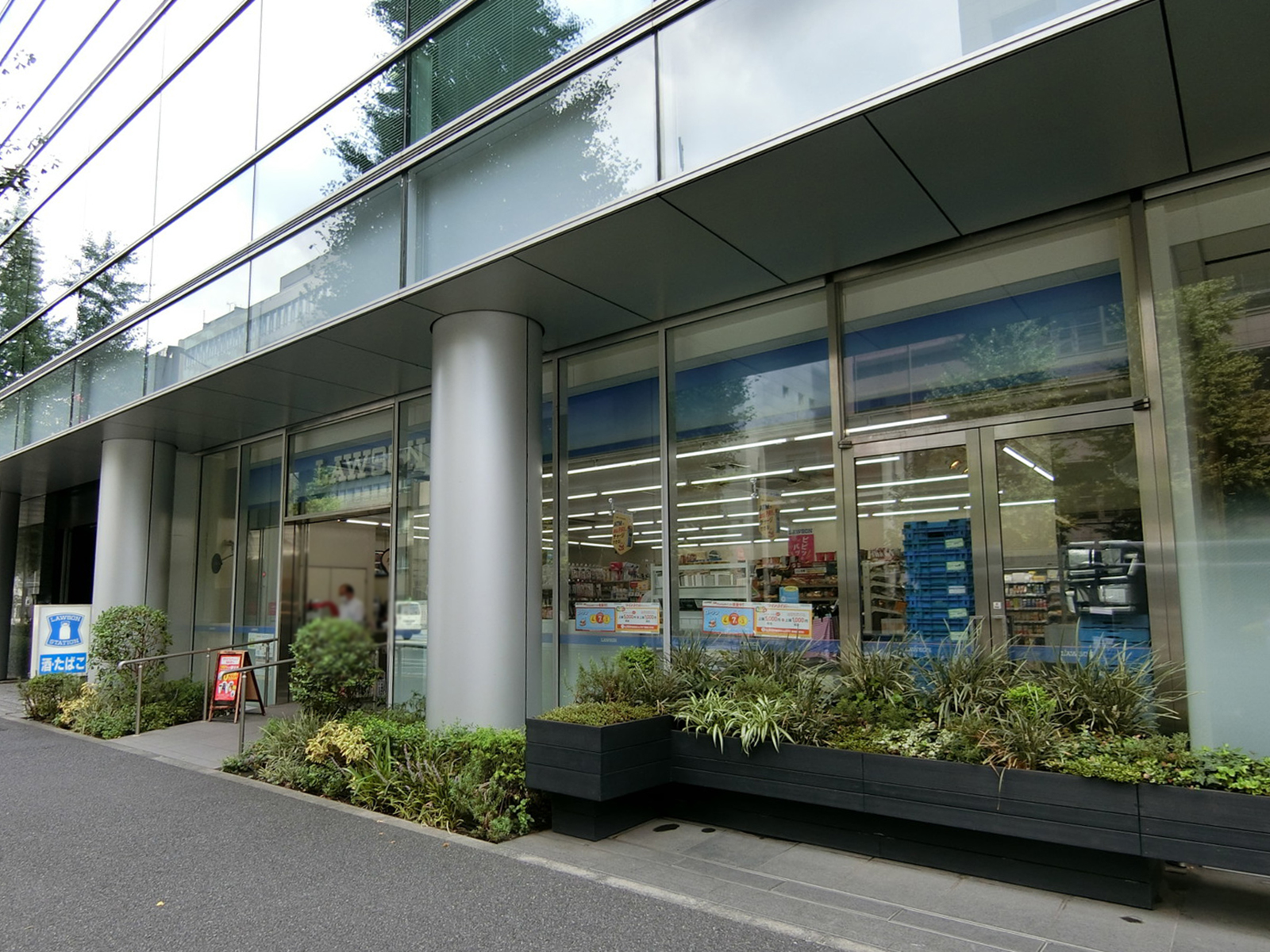 徒歩1分のローソン