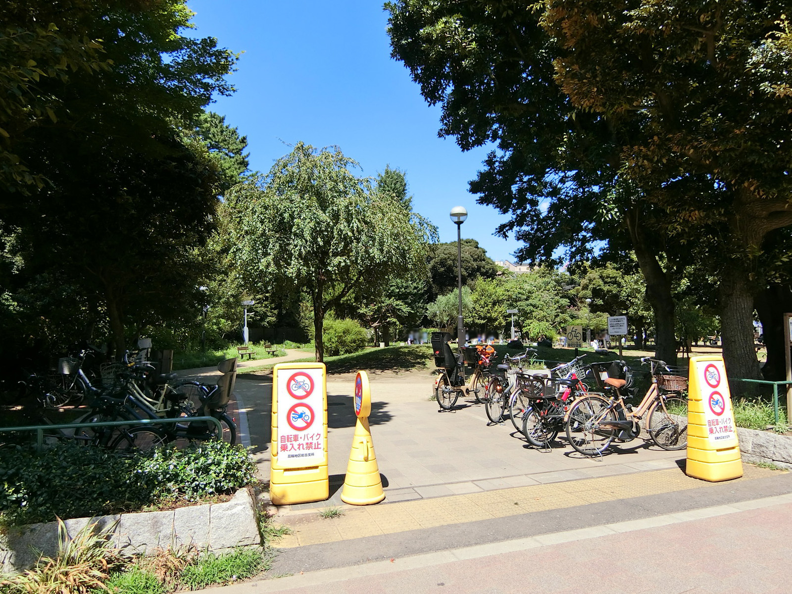 向かい並びにある白金台どんぐり児童遊園
