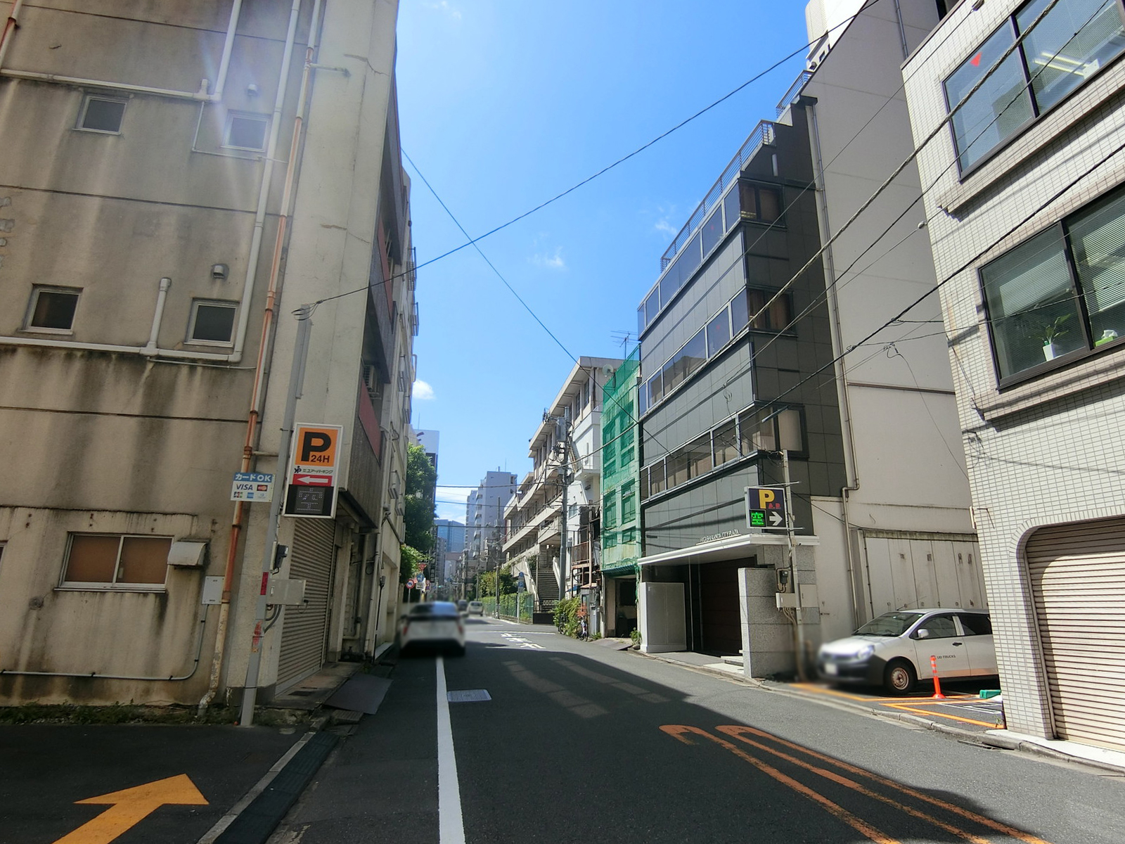 建部ビル前面の通り