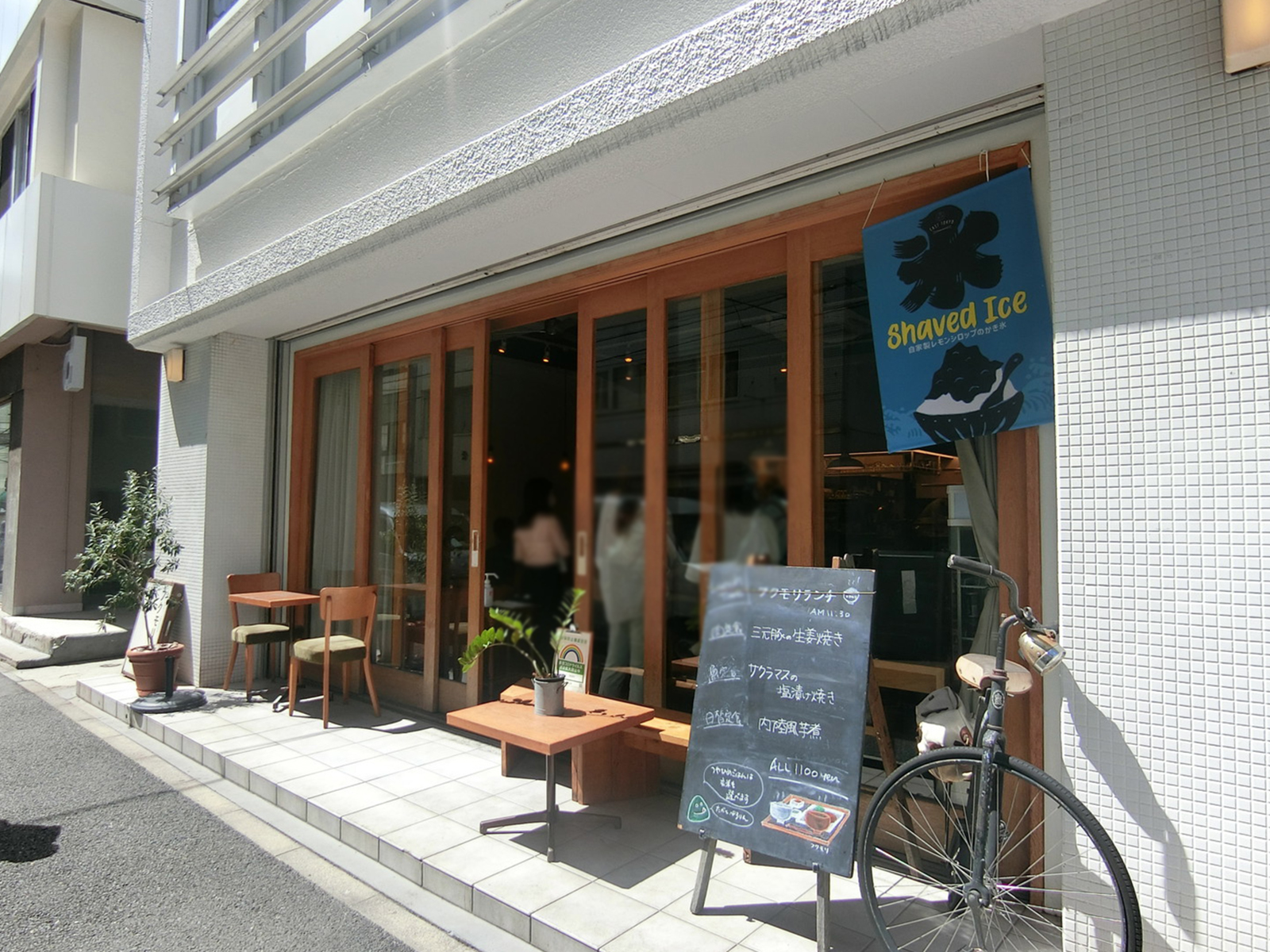 並びには飲食店があり