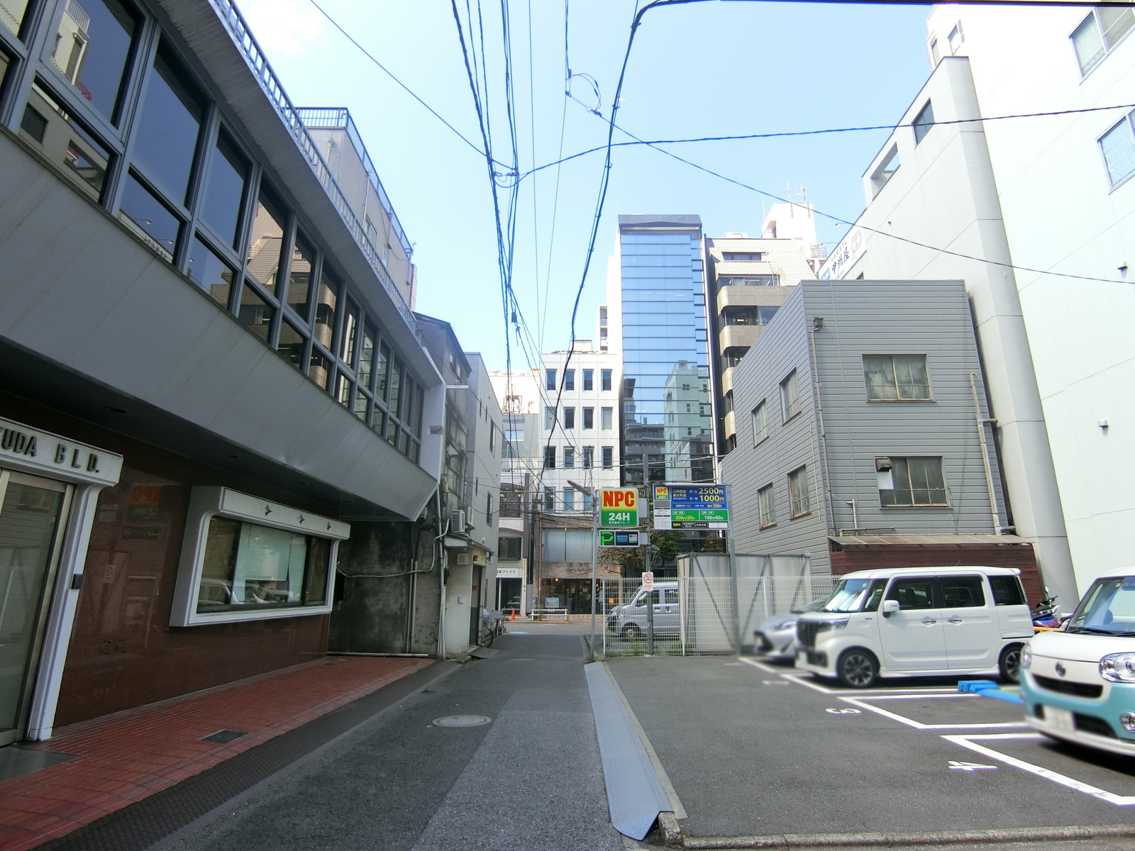 奥田ビル前面の通り