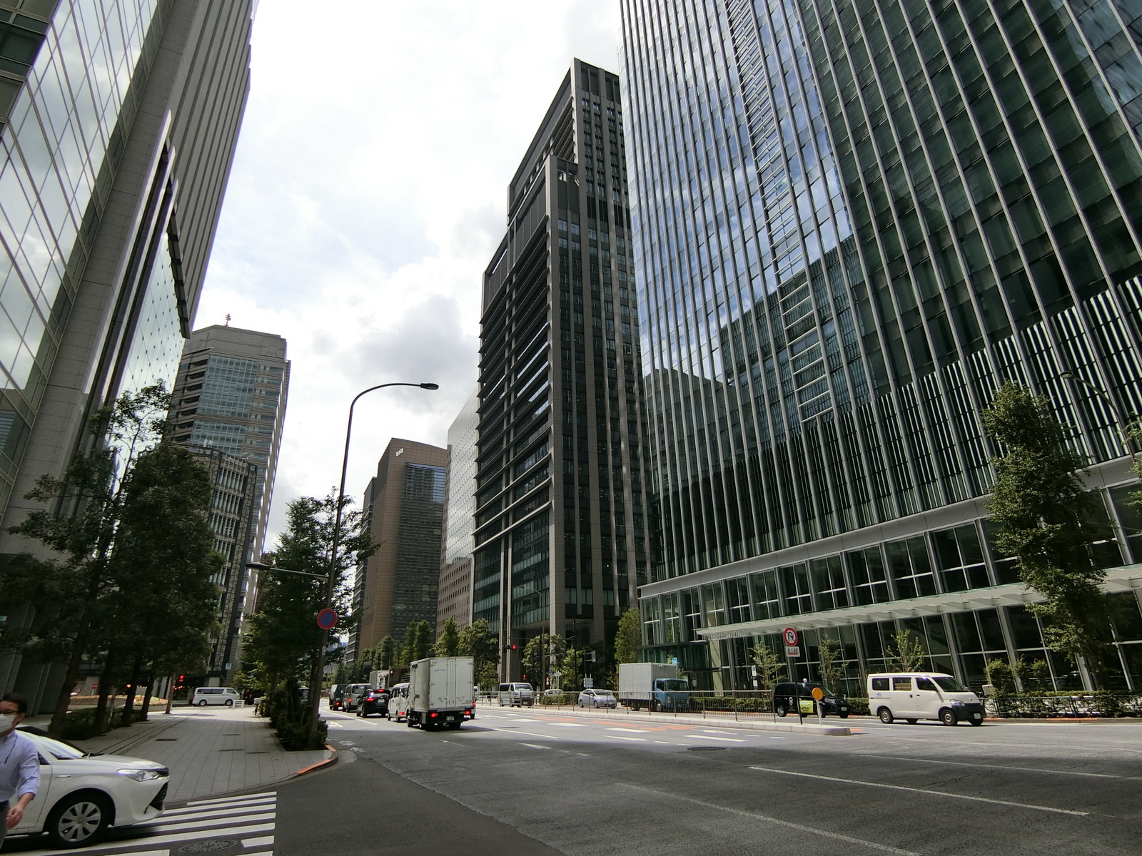 読売新聞ビル前面の日比谷通り