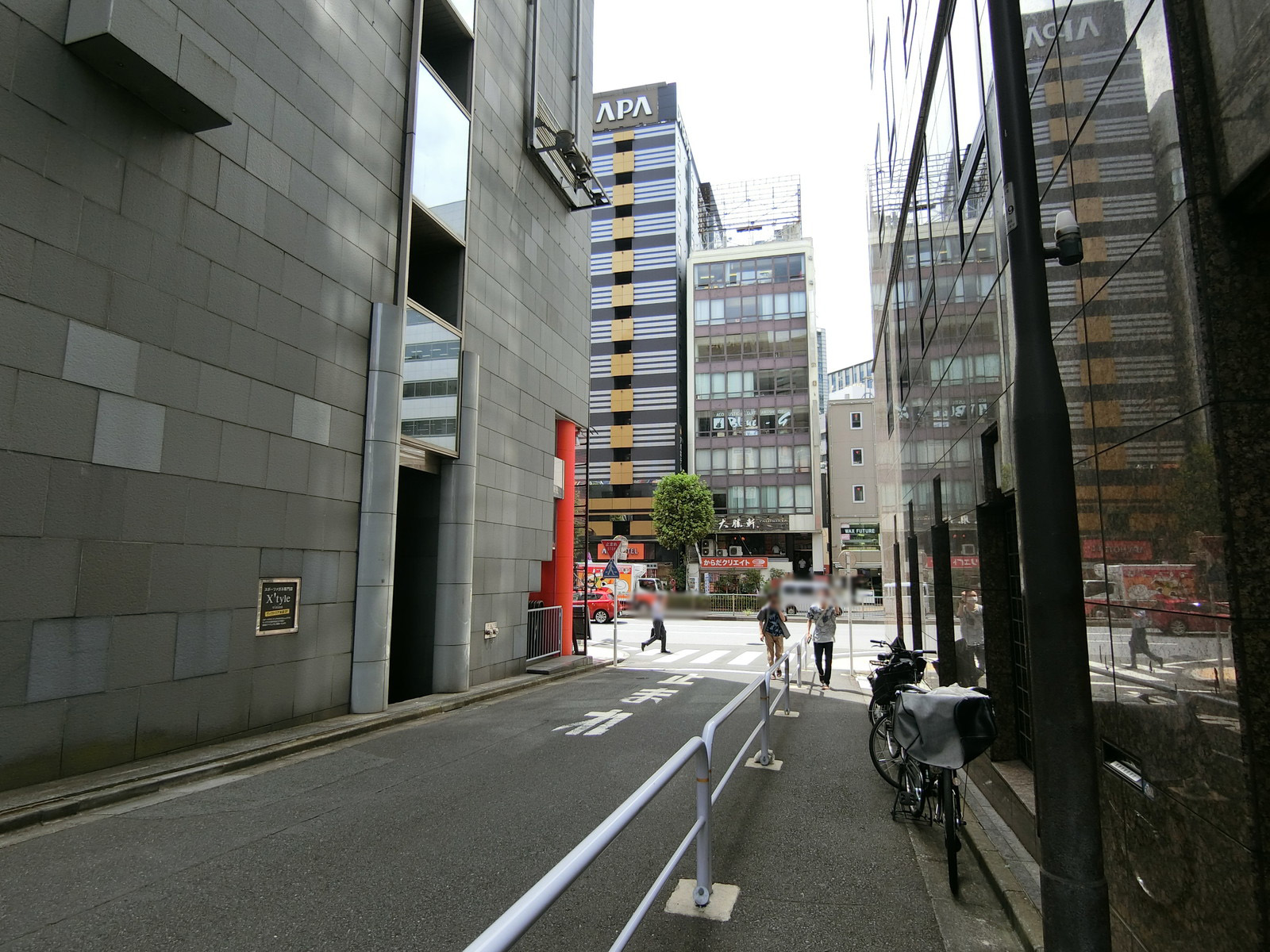 栄信ビル前面の通り