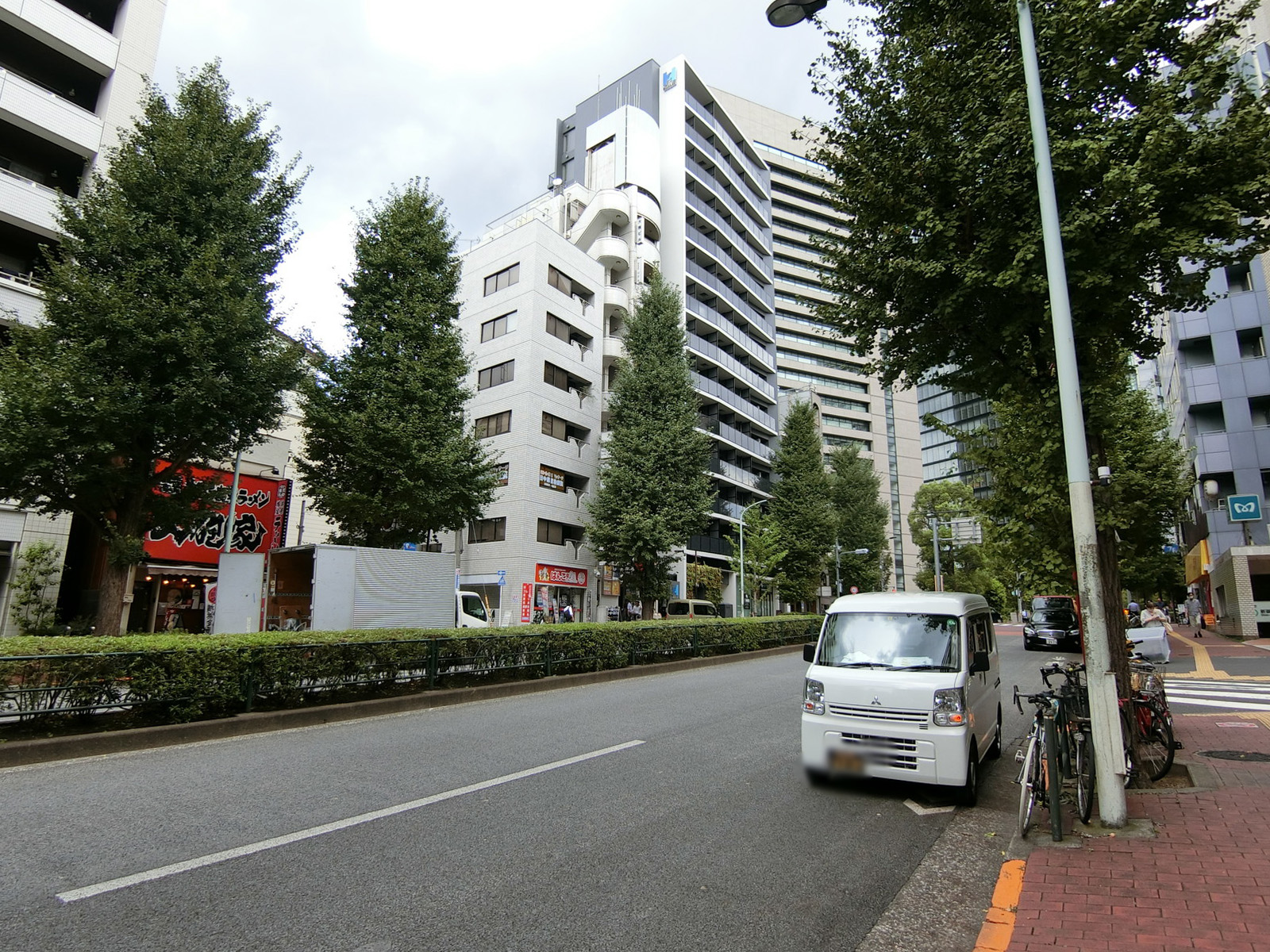 前面の本郷通り