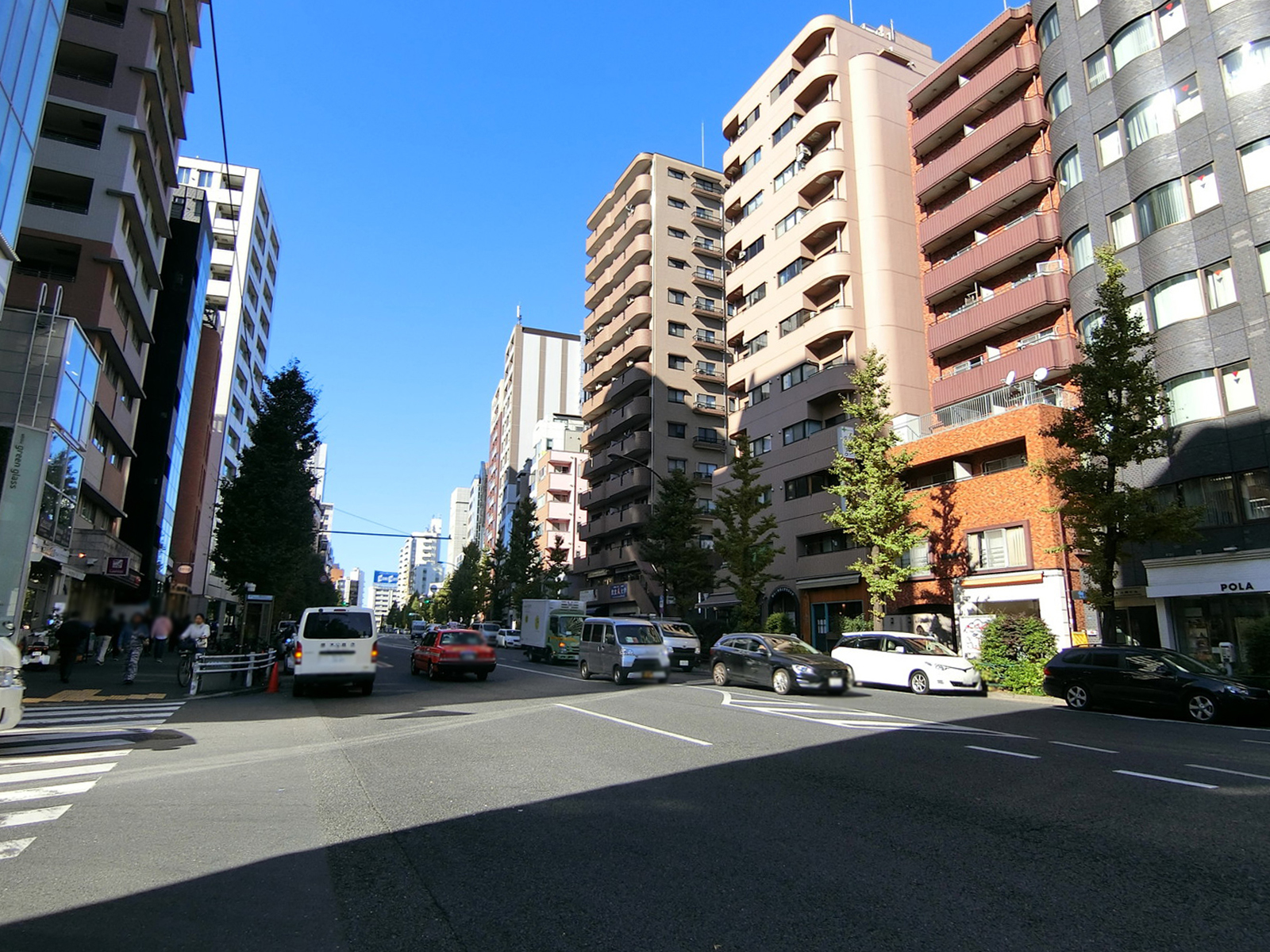 ビル前の駒沢通り