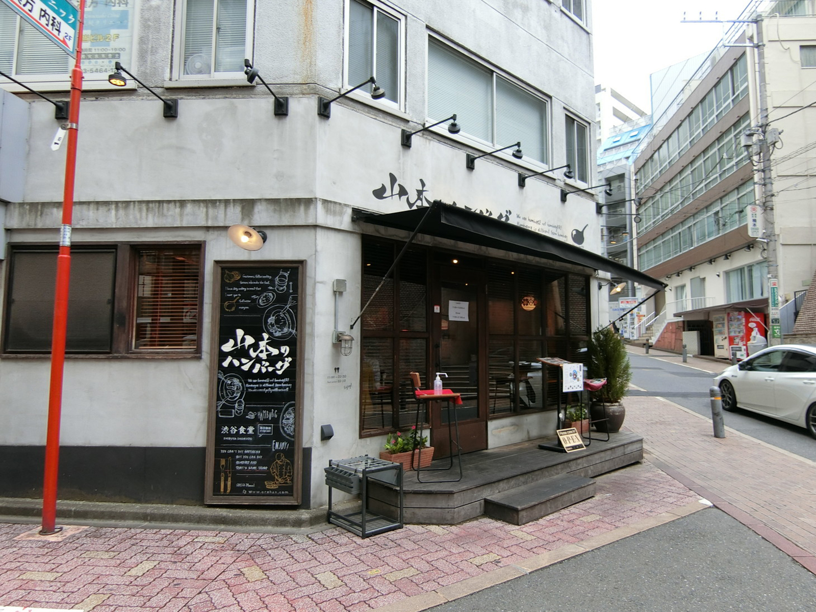周辺には飲食店が複数あり