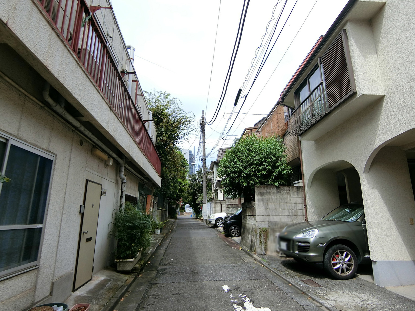周辺は閑静な住宅街
