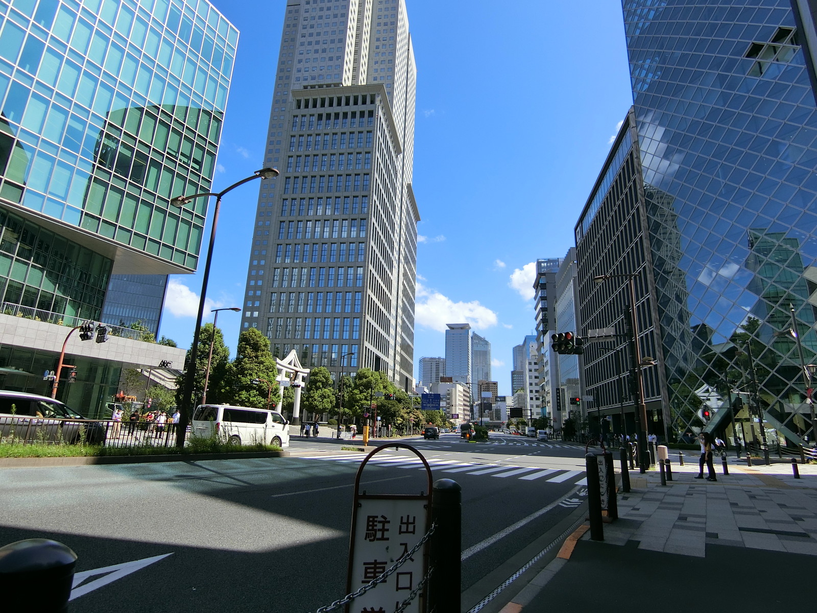 サンヨー赤坂ビル前面の通り