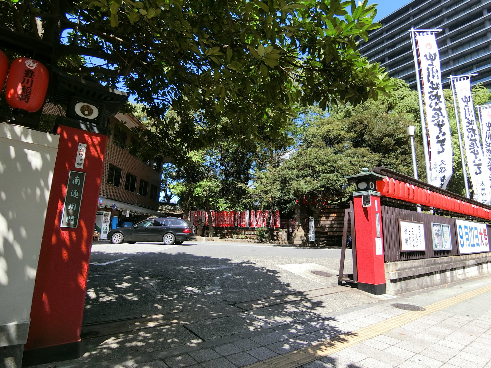 付近の豊川稲荷神社