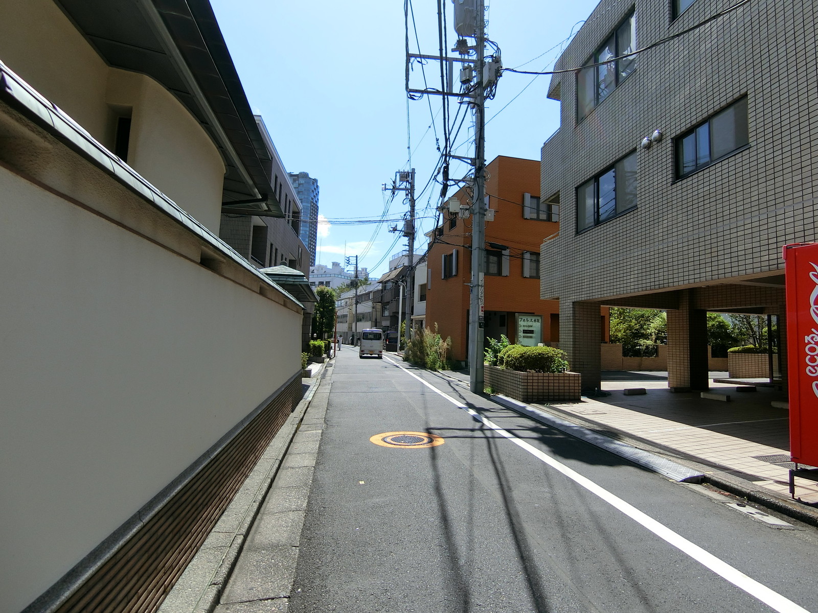 フォルス赤坂前面の通り