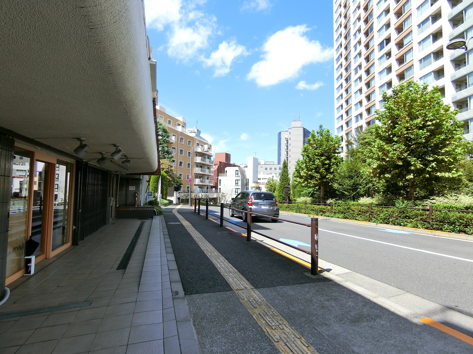 ライオンズマンション赤坂前面の通り