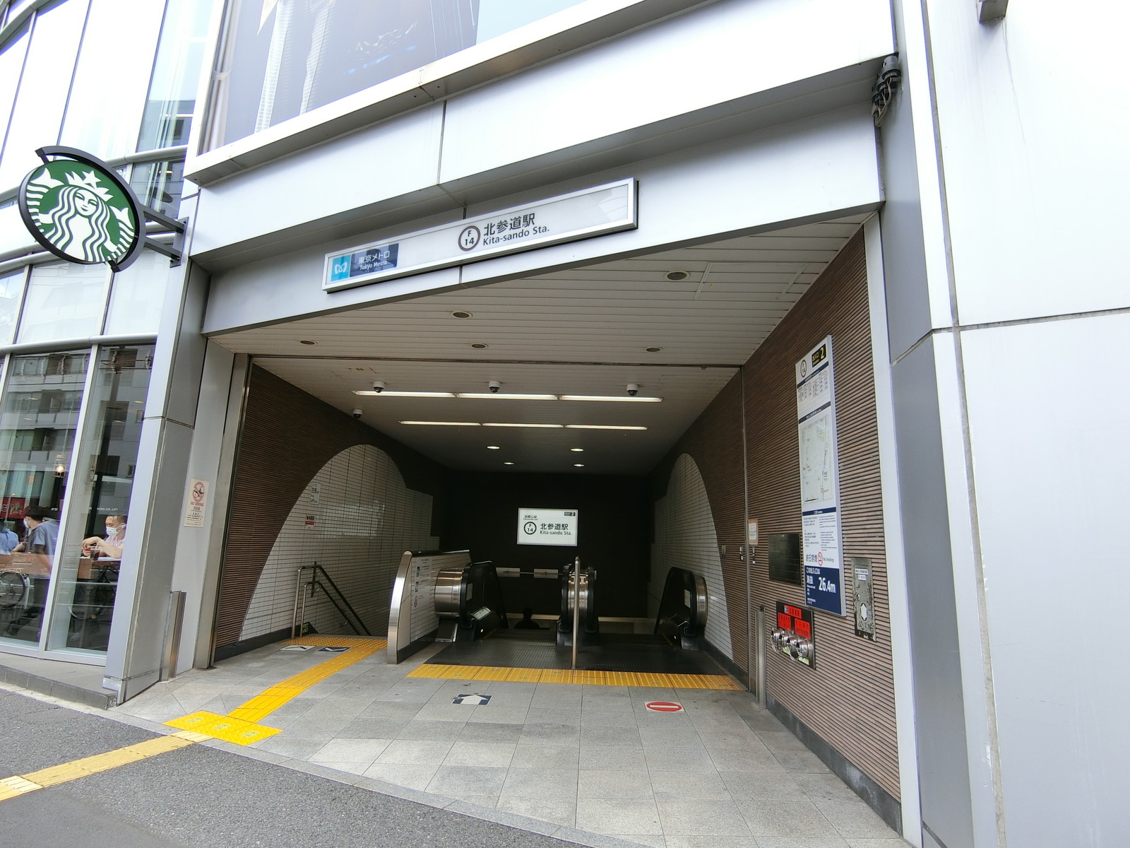 最寄りの「北参道駅」