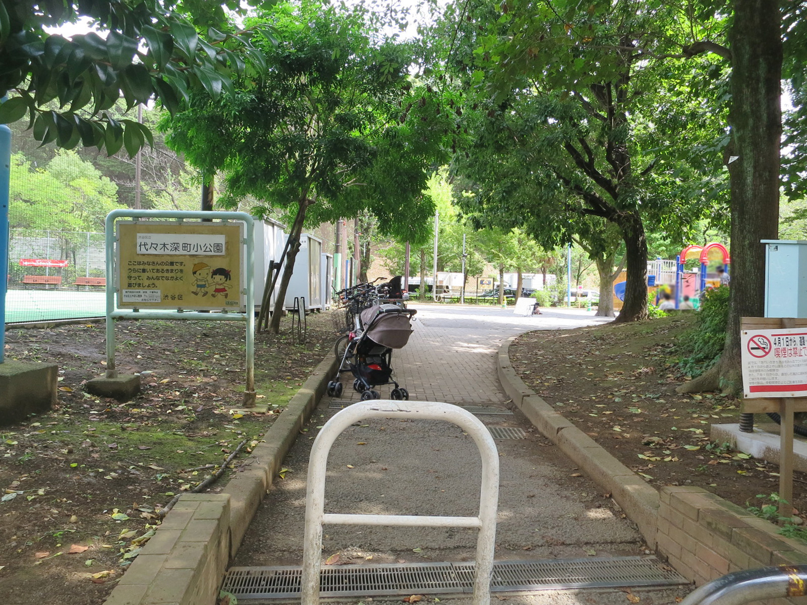 近くの代々木深町小公園
