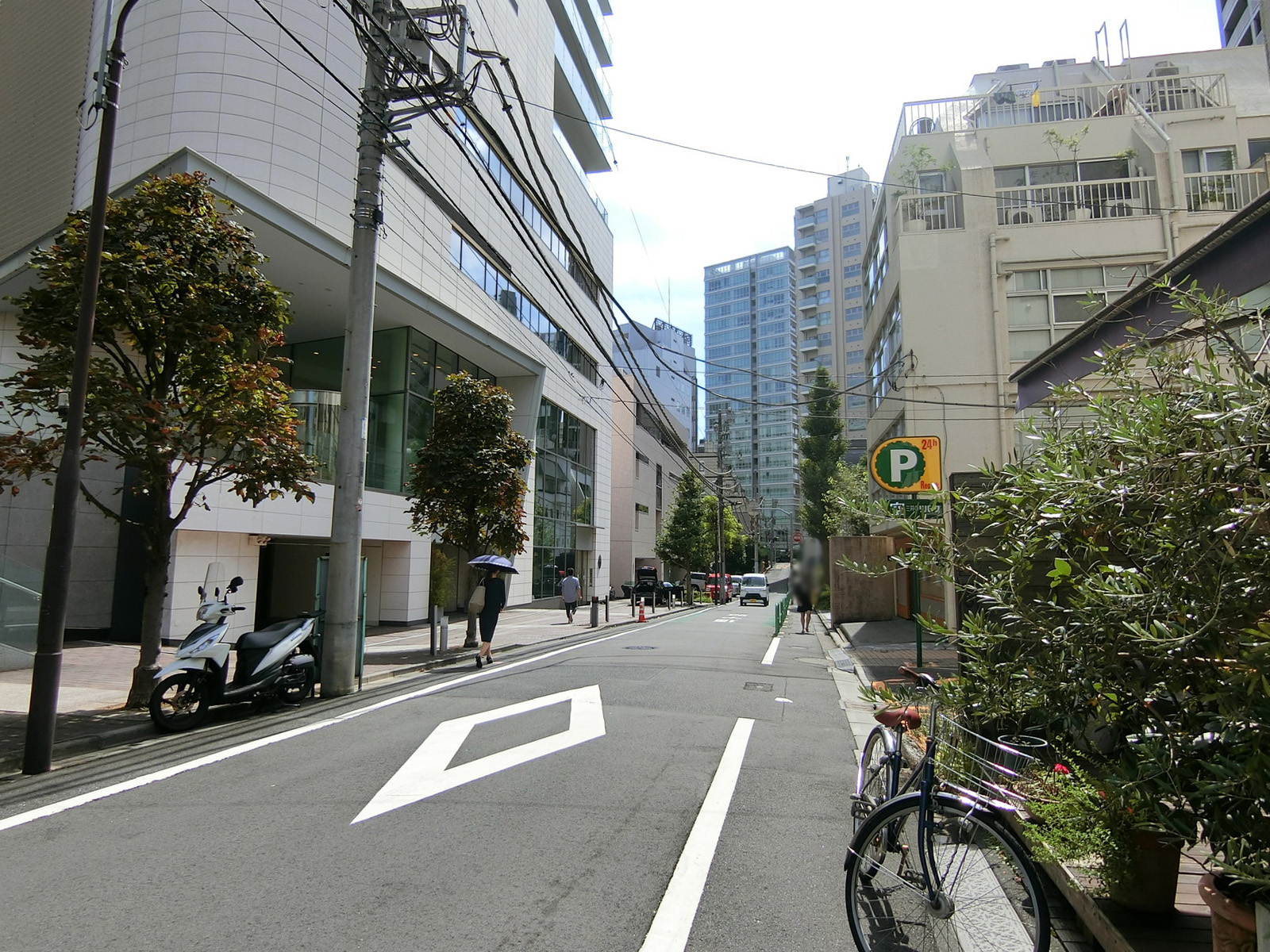 二番町ビル前面の通り
