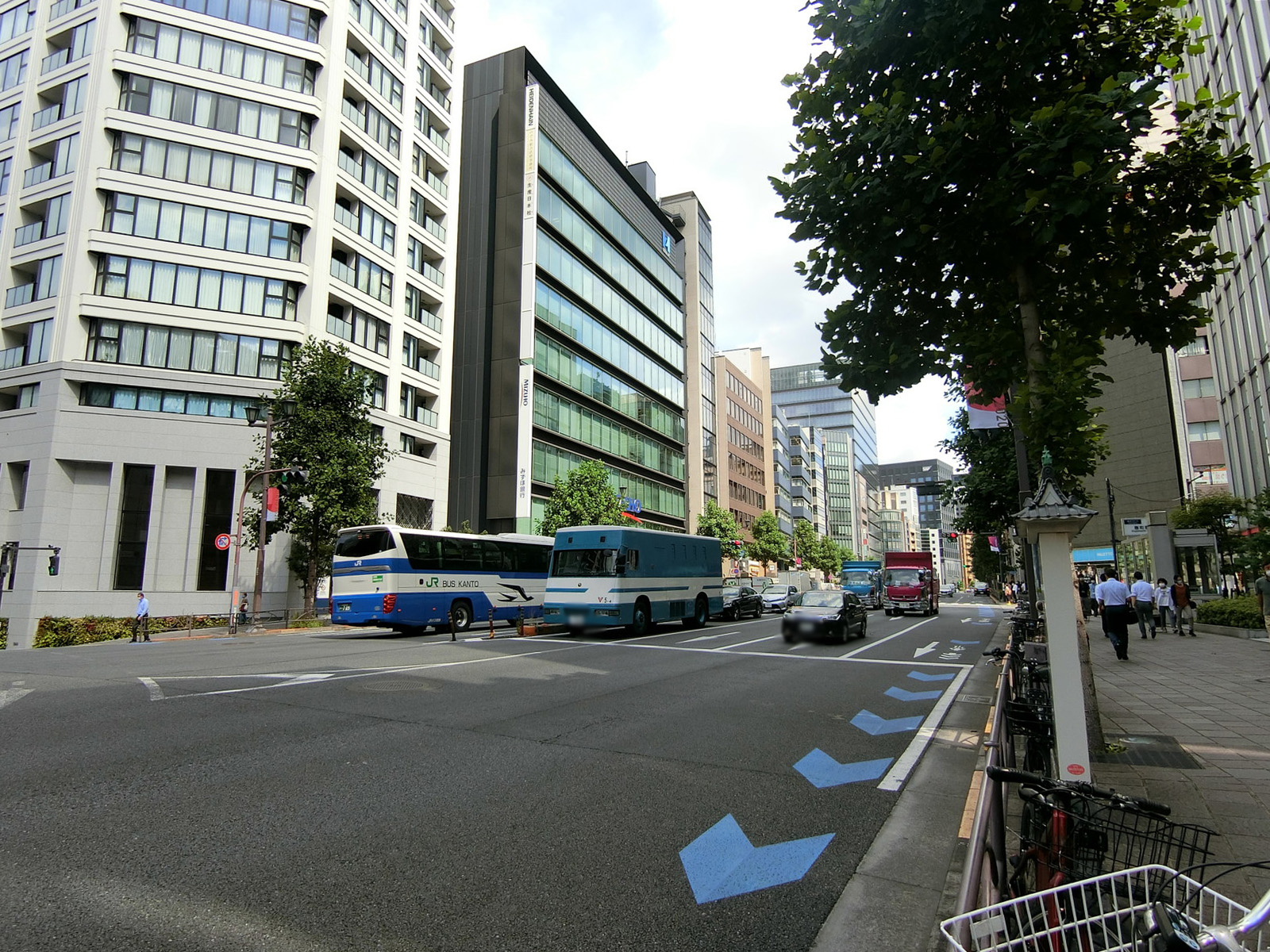 セリエビル前面の新宿通り