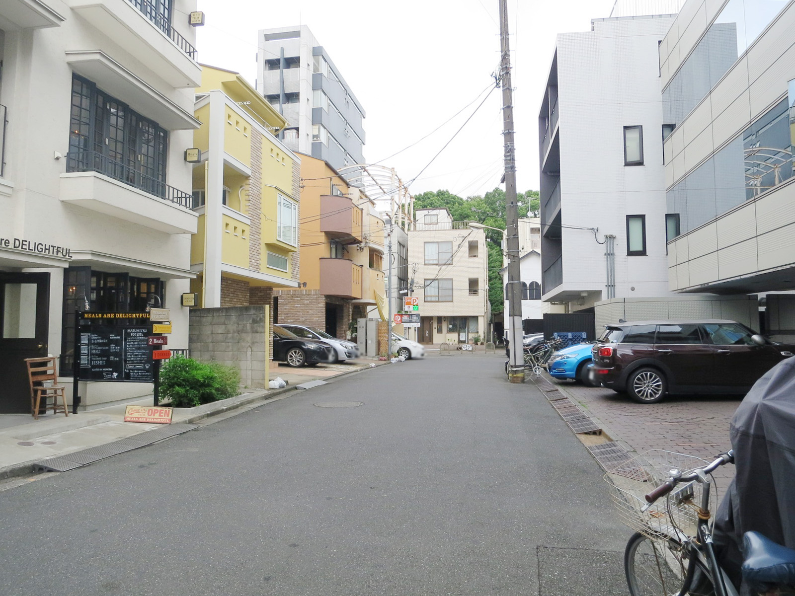 パーク大出前面の通り
