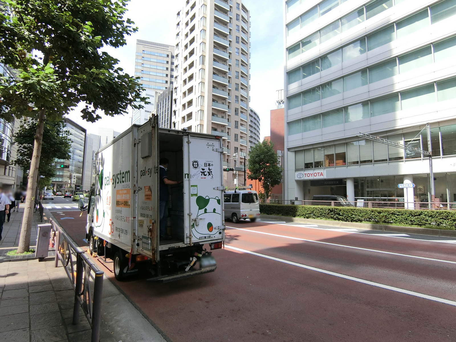 麹町森永ビル前面の新宿通り