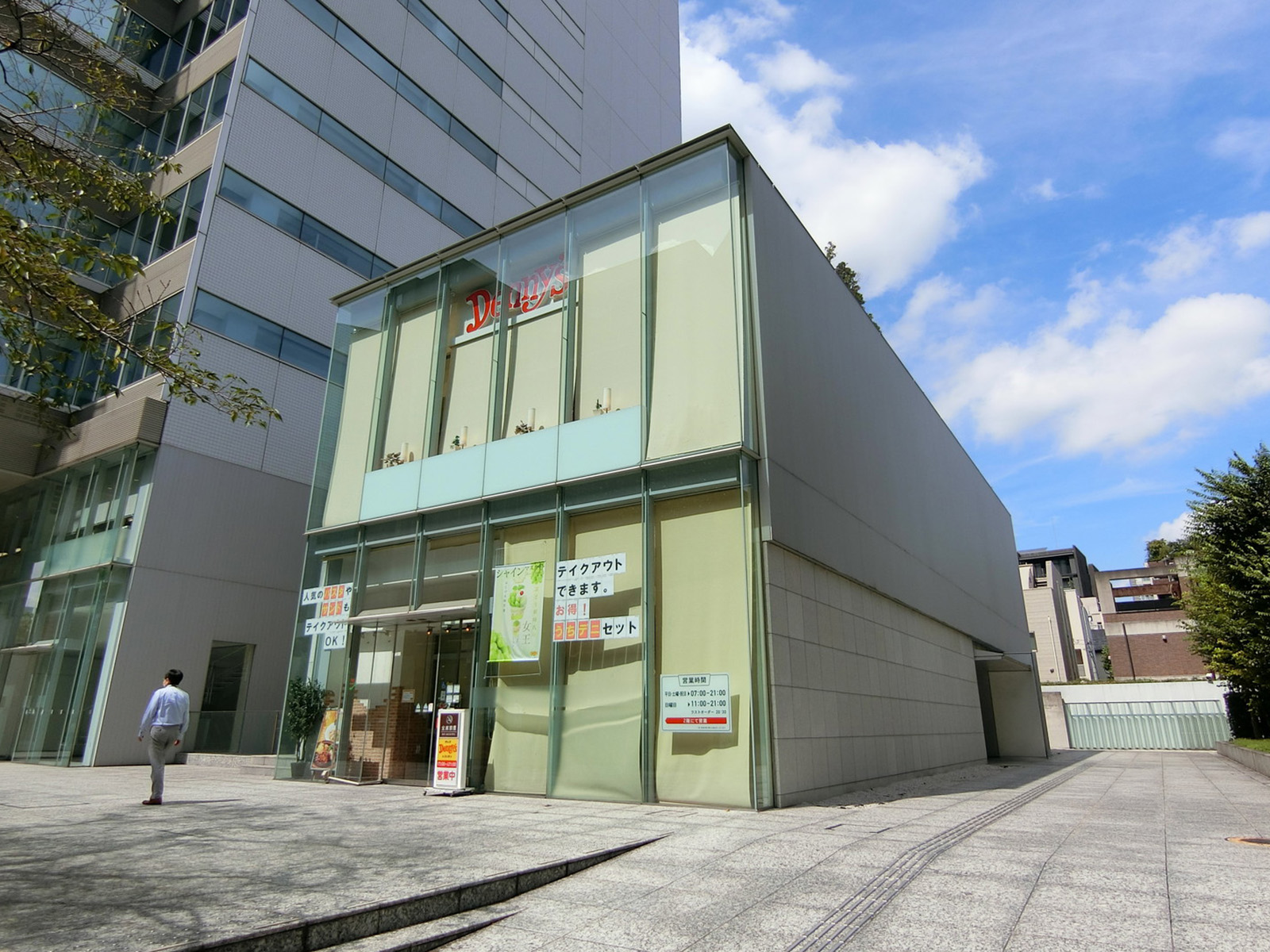 徒歩2分のデニーズ二番町店