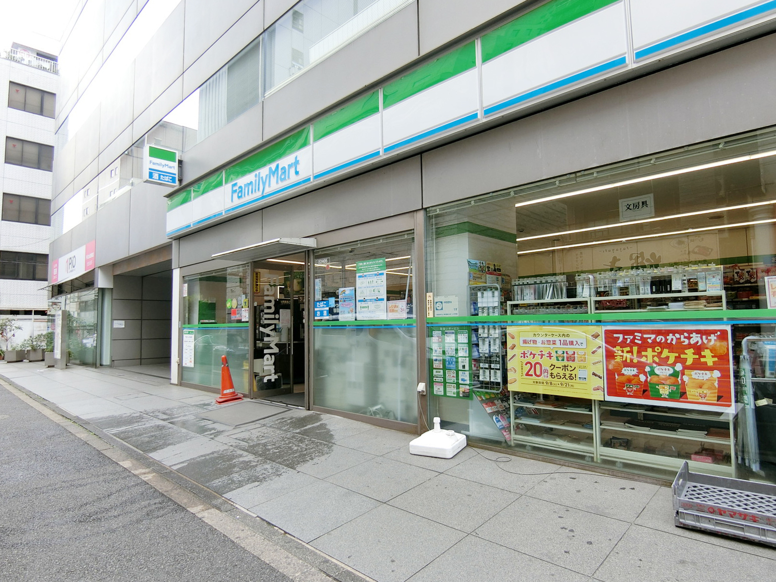 近くのファミリーマート三崎神社通り店