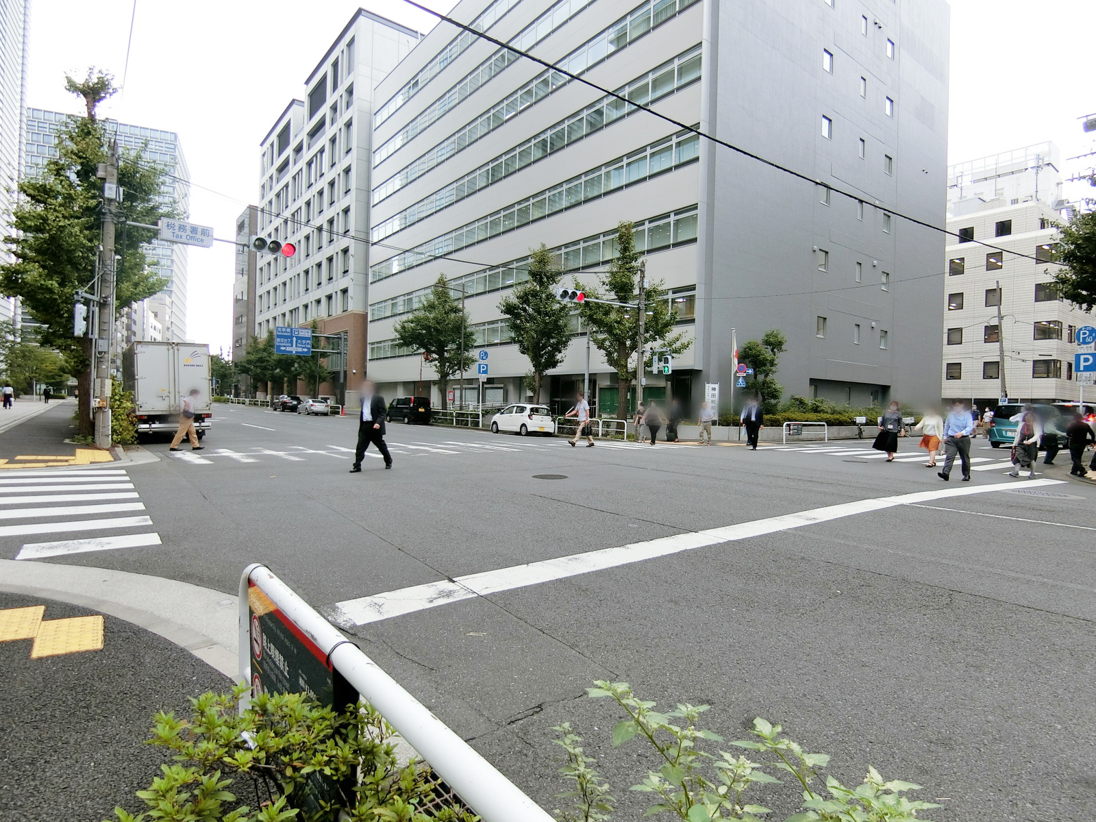 SC神田錦町三丁目ビル前面の通り