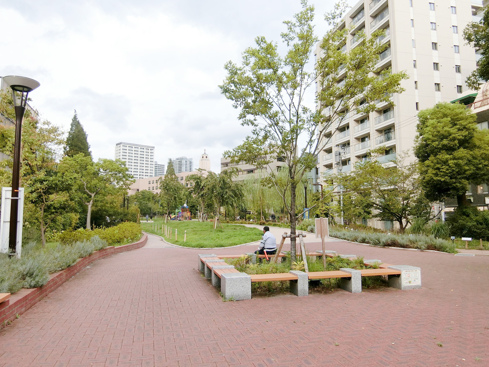 近くの築地川公園
