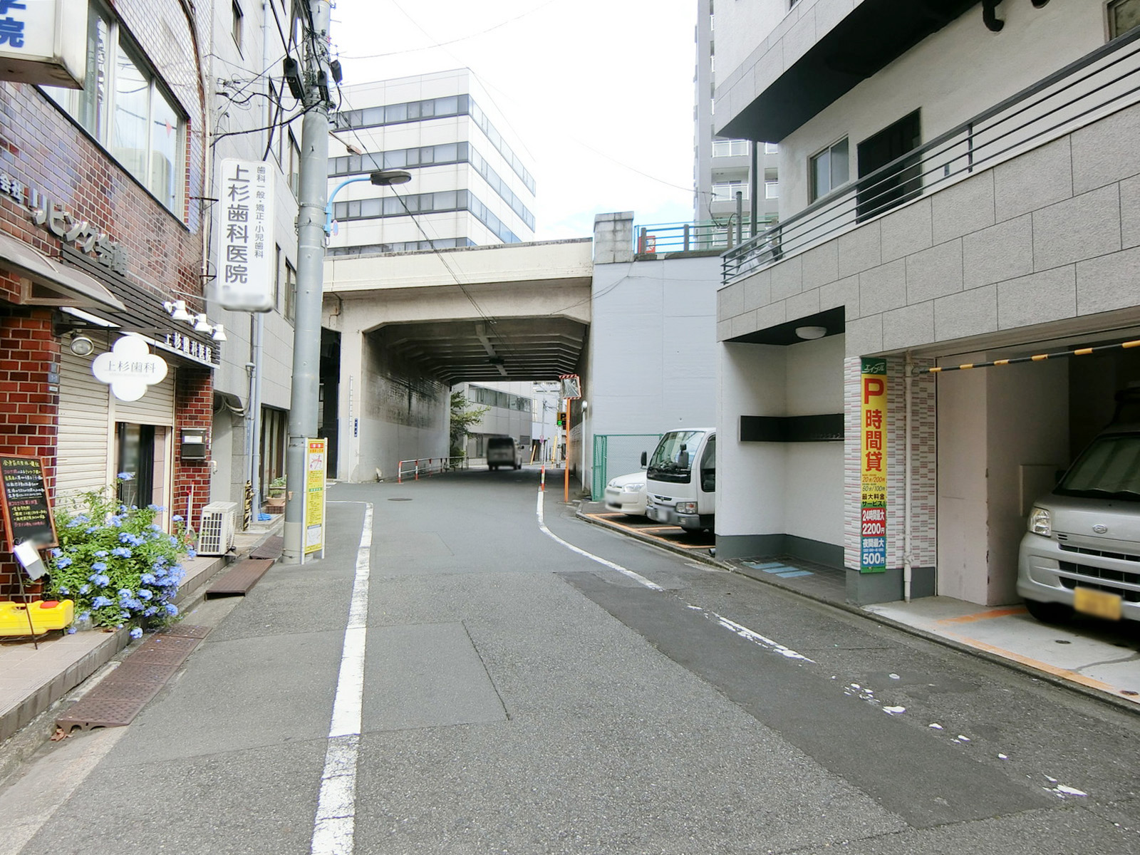 横塚ビル前面の通り