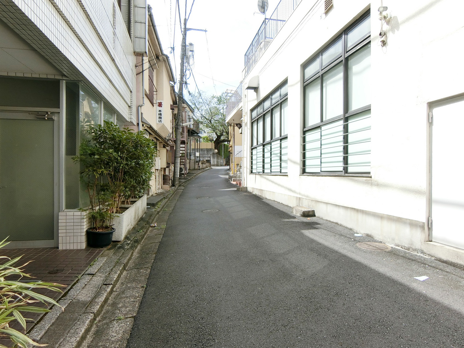 中村ビル前面の通り