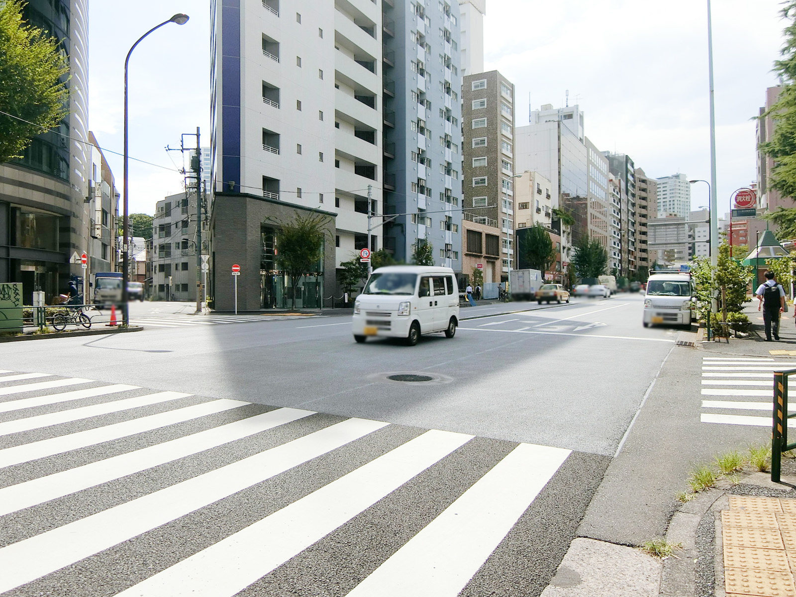 新宿スパイアビル前面の靖国通り