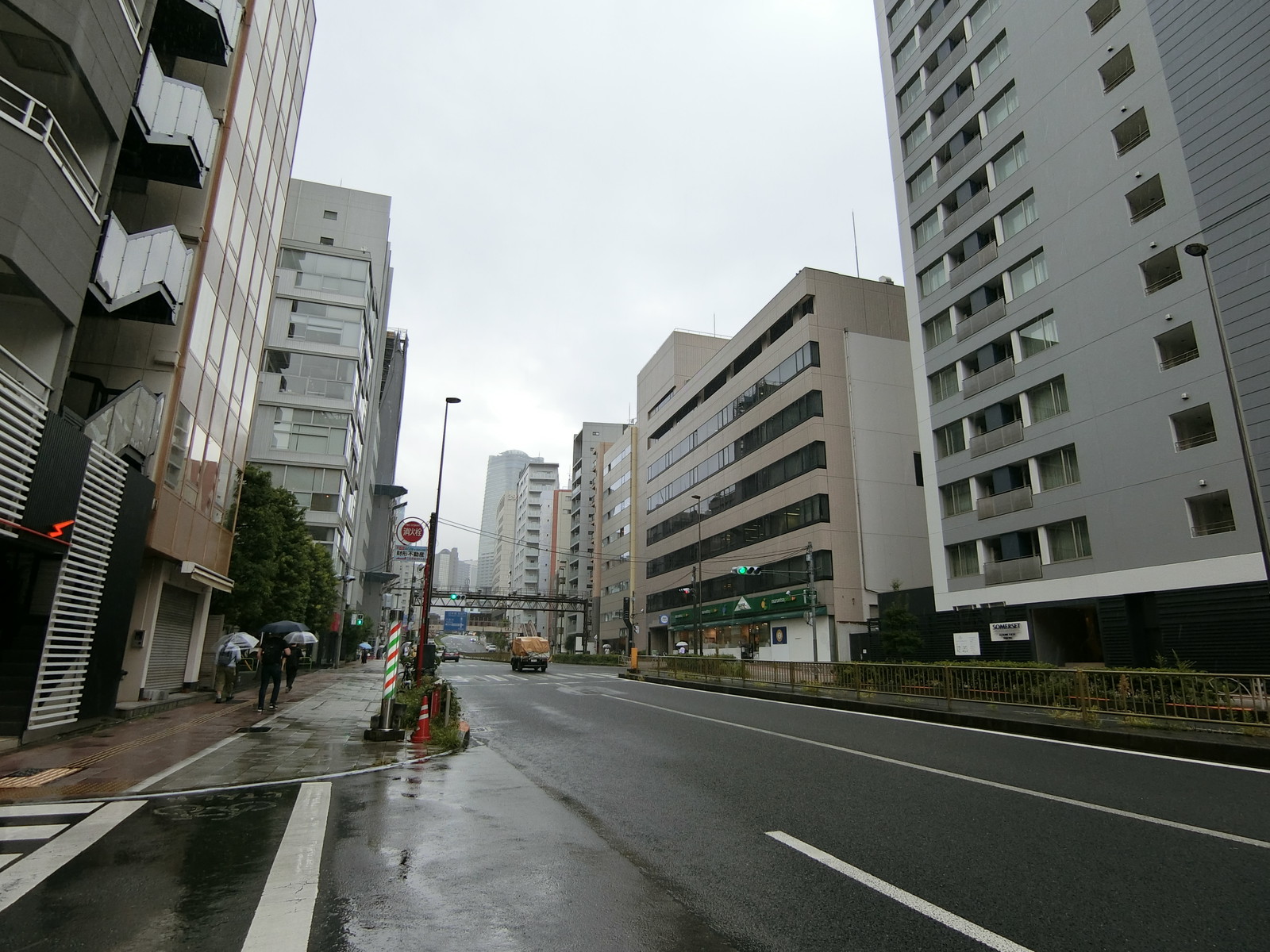 オフィスビル前面の桜田通り