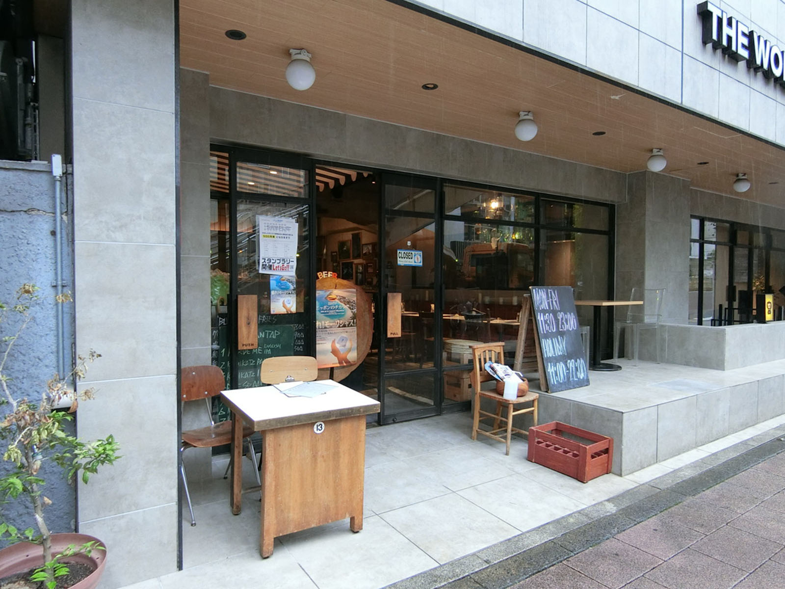 周辺には飲食店が点在